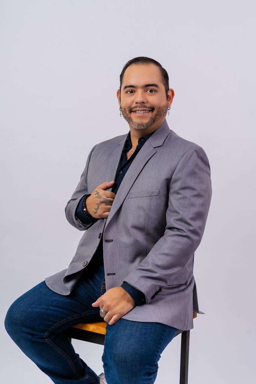 Miguel Olvera — manicurista profesional